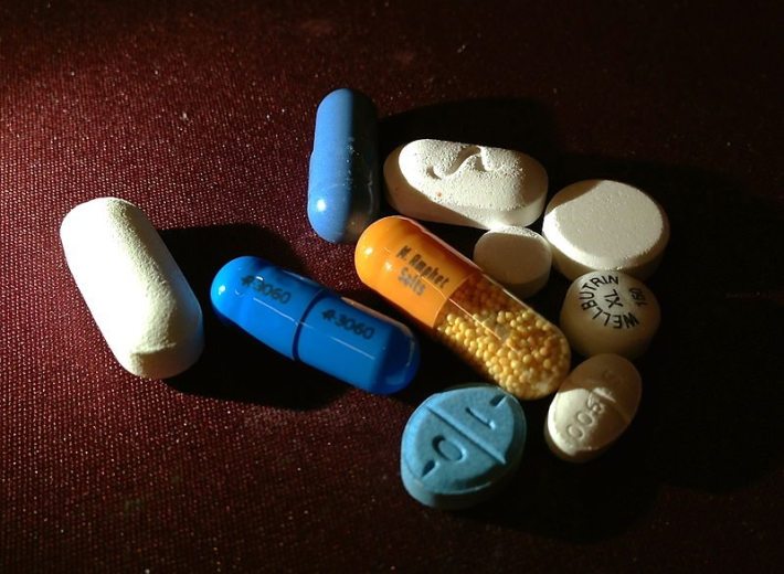 800px-Various_pills