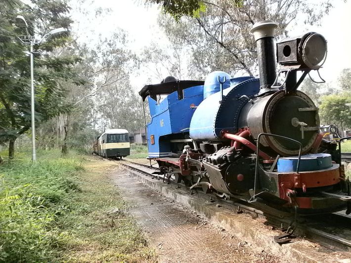 800px-Old-Train-Engine