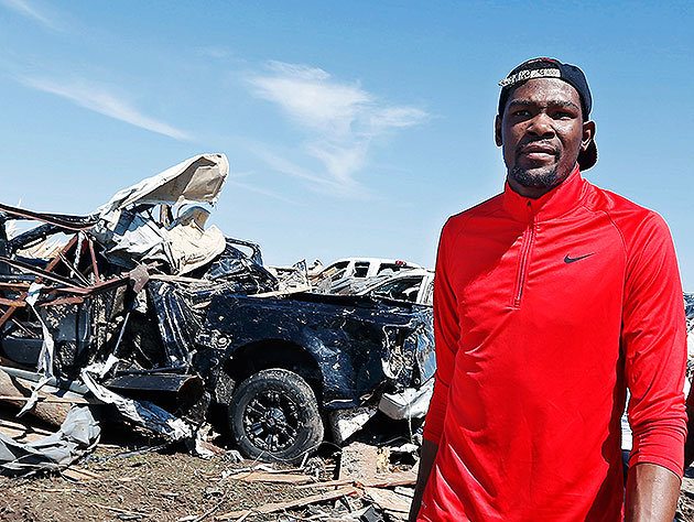 Kevin-Durant-walks-past-tornado-damaged-homes-in-Moore-Okla.-AP-Sue-Ogrocki