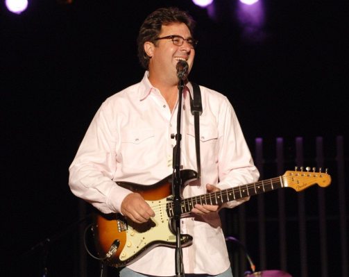 vince-gill-performing-02