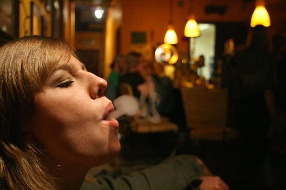 800px-2008-11-08_Raisa_Sagdejeva_blowing_a_smoke_ring_at_Hookah_Bliss